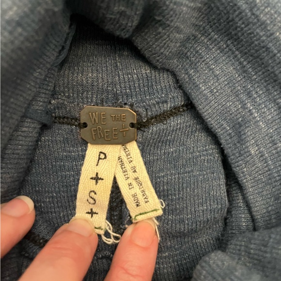 We The FREE PEOPLE Oversized Mock Neck Ribbed Sweater Open Back Detail - Medium - Picture 3 of 8